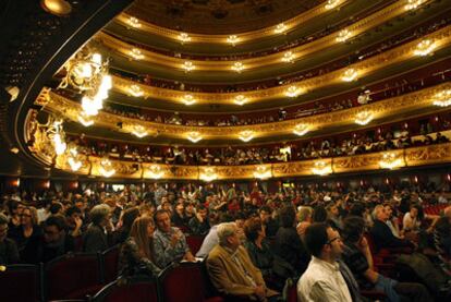 Patio de butacas del teatro del Liceo, durante el descanso de una representación.