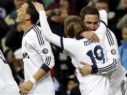 Modic, Higuaín y Özil festejan uno de los goles.