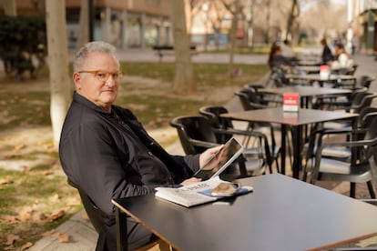 El suscriptor Jesús Fumaral leyendo el viernes el diario en su tableta, en una terraza de Zaragoza. 