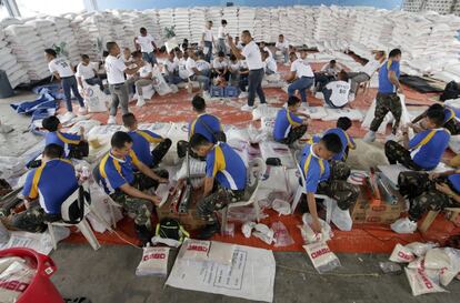 Voluntaris empaqueten articles de primera necessitat per repartir a les àrees afectades pel tifó.