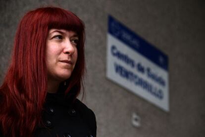 Marian, madre de la niña a la que se le negó la asistencia, en la entrada del ambulatorio de O Ventorrillo en A Coruña.