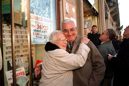 El sorteo navideño de 2001 quedó en la memoria de todos los españoles como el último Gordo en pesetas. El euro acabaría con un festejo navideño que se celebraba desde 1868, año en el que la moneda fue creada. En la foto, clientes de la administración de lotería El Gato Negro de Barcelona, celebran el cuarto premio en el sorteo de Navidad, en 2001.