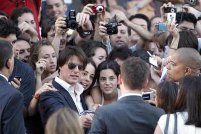 Tom Cruise, agasajado por sus seguidores, antes del preestreno de la película ayer en Sevilla.