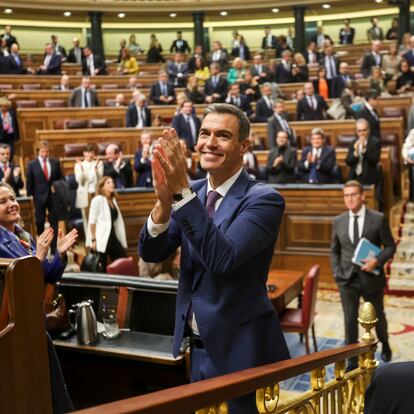 Pedro Sánchez aplaude a la bancada socialista tras haber obtenido este último la confianza del Congreso el 15 de noviembre de 2023.