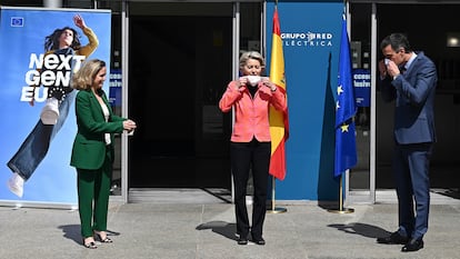 El presidente del Gobierno, Pedro Sánchez, y la entonces vicepresidenta segunda y ministra de Asuntos Económicos, Nadia Calviño, reciben a la presidenta de la Comisión Europea, Ursula von der Leyen, para hablar de los fondos Next Gen EU.