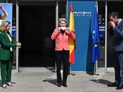 El presidente del Gobierno, Pedro Sánchez, y la entonces vicepresidenta segunda y ministra de Asuntos Económicos, Nadia Calviño, reciben a la presidenta de la Comisión Europea, Ursula von der Leyen, para hablar de los fondos Next Gen EU.