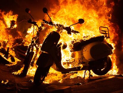 Incendio provocado por los manifestantes que apoyan a Pablo Hasél durante los disturbios en Barcelona el 17 de febrero de 2021.