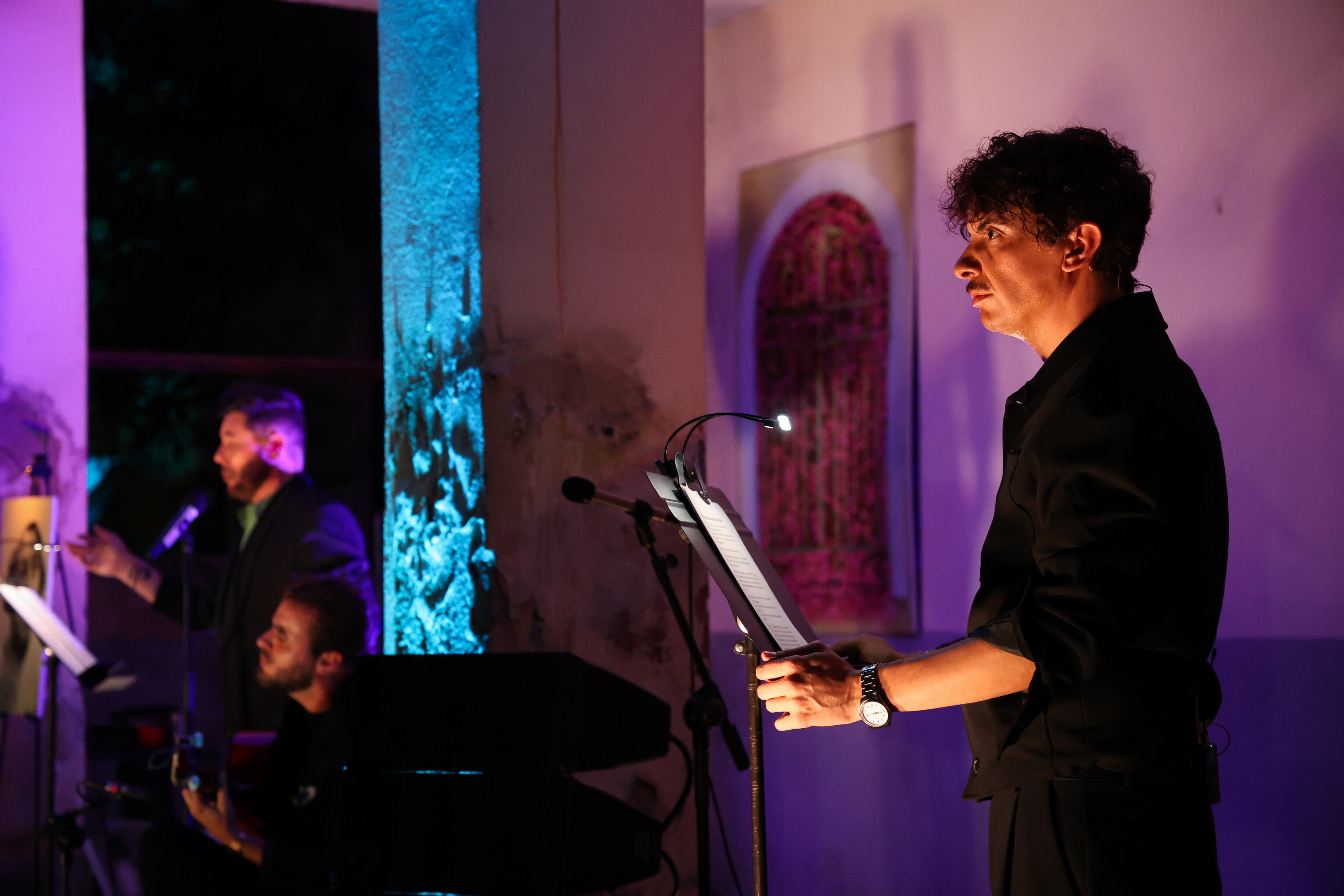 El poeta visual EduArtGranada (izquierda) con Miguel Poveda y el guitarrista Jesús Guerrero, en el concierto del miércoles en Velintonia, la casa del poeta Vicente Aleixandre.