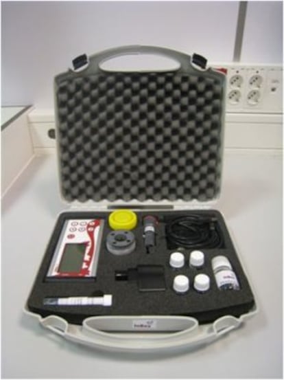 Kit for analyzing wine and other foodstuffs.