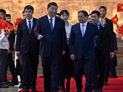 Pham Minh Chinh, primer ministro de Vietnam (derecha), despide a Xi Jinping, presidente chino (izquierda), tras la visita de este a Hanoi, el 13 de diciembre.