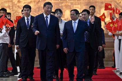 Pham Minh Chinh, primer ministro de Vietnam (derecha), despide a Xi Jinping, presidente chino (izquierda), tras la visita de este a Hanoi, el 13 de diciembre.