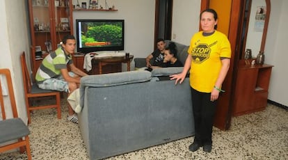 En la imagen, María del Carmen Andujar junto a sus hijos en su casa de Huelva. Fue la primera familia en acogerse al decreto de la Junta. Ahora su caso queda en el aire.