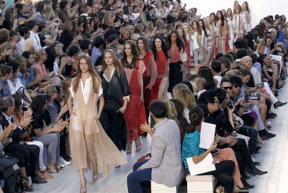 Un grupo de modelos luce la colección de Chloé presentada ayer en París.