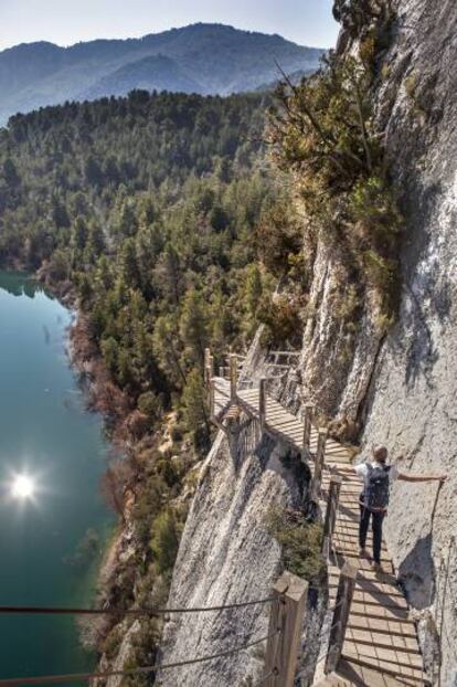 Las pasarelas de Montfalcó con vistas al embalse de Canelles, en la provincia de Huesca.