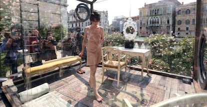Milla Jovovich, en una urna en Venecia.