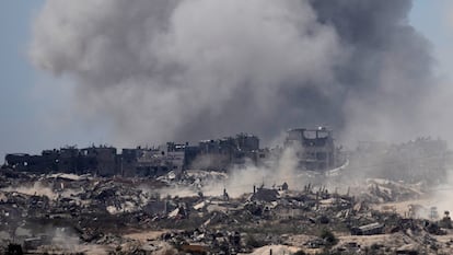 Una columna de humo se eleva sobre la franja de Gaza tras un ataque israelí este miércoles.