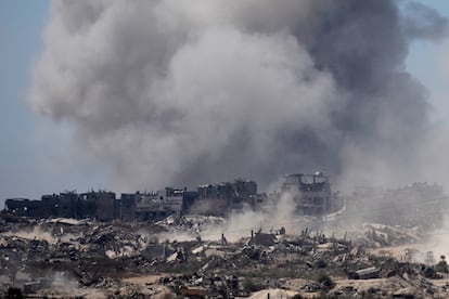 Una columna de humo se eleva sobre la franja de Gaza tras un ataque israelí este miércoles.