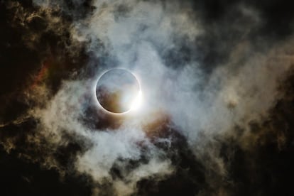 Esta fotografa, finalista en la categora Astronoma, muestra el eclipse estadounidense de 2017 que atraves el norte de Georgia. Su autor, Wei-Feng Xue, afirma que en la imagen "el anillo de diamantes ilumina algunas nubes muy finas, que parecen nubes espaciales".