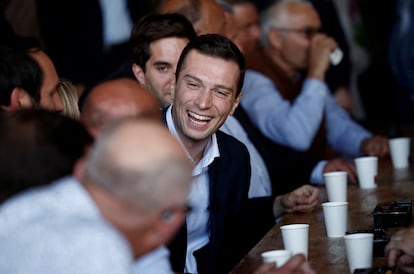 Jordan Bardella, presidente del Reagrupamiento Nacional, durante un encuentro con ganaderos cerca de Montargis (Francia), el viernes pasado.