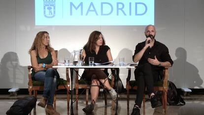 Celia Mayer, concejala de Cultura del Ayuntamiento de Madrid, entre los nuevos directores del Teatro Español y Las Naves del Español