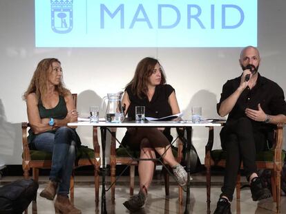 Celia Mayer, concejala de Cultura del Ayuntamiento de Madrid, entre los nuevos directores del Teatro Español y Las Naves del Español