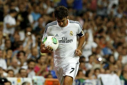 El excapitán sostiene el balón al inicio del partido.