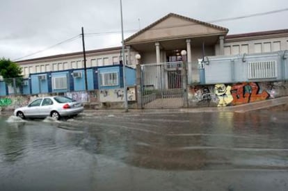 El instituto de enseñanza María Ibars de Dénia, esta mañana, rodeado de agua tras la fuerte tormenta de la pasada madrugada.