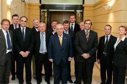 De izq a dcha: D. Ross, J. Cosmen, Ph. White, T. Areces, J. Cosmen. Detrás: J. Carbajo y R. O'toole.