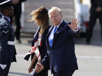 Con su nuevo peinado, Donald Trump ha desafiado al fuerte viento del aeropuerto, impidiendo que este descolocara ni un pelo de su larga caballera. No le ha ocurrido lo mismo a Melania Trump, cuya melena suelta sí ha sufrido los vaivenes del viento.