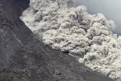 Nube de ceniza volcánica vista desde Kuta Tengah en el norte de Sumatra, Indonesia.