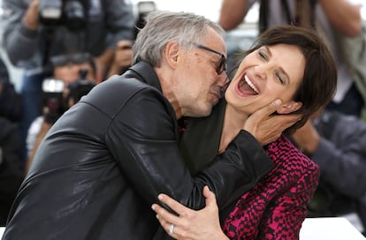 Fabrice Luchini besa a la actriz Juliette Binoche durante una sesión de fotos para la película 'Ma loute' en Cannes.