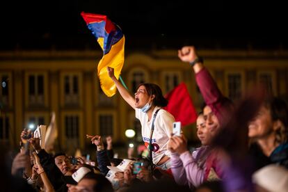 Una mujer seguidora de Gustavo Petro grita efusivamente durante el cierre de campaña del Pacto Histórico.