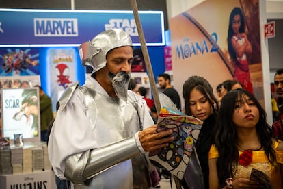 Un asistente vestido de Don Quijote de la Mancha durante el primer da de la Feria Internacional del Libro de Guadalajara.