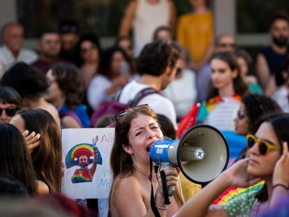 Una persona habla por megáfono durante la manifestación del Orgullo LGTBI+, en Valencia.