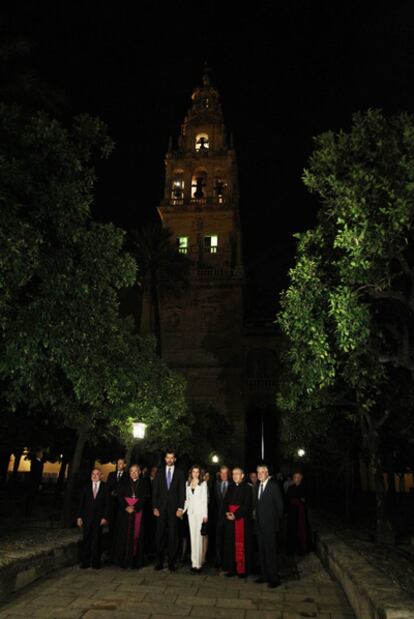 Los Príncipes inauguran las visitas nocturas a la Mezquita de Córdoba. Imagen de los Príncipes con las autoridades posando ante la Mezquita