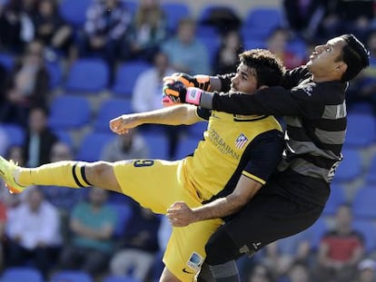 Keylor Navas pelea por la posición con Diego Costa durante el partido entre el Levante y el Atlético