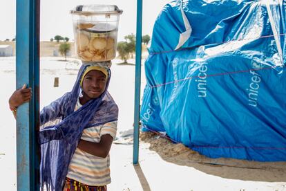 Una niña vende galletas en el campo de refugiados de Sayam Forage, en Diffa (Níger), octubre de 2016. Es difícil poner cifras a las necesidades de los menores en la zona. Las estimaciones de Unicef indican que hay alrededor de 360.000 personas refugiadas, desplazadas y retornadas, pero calculan que son más de 400.000 los niños menores de cinco años con desnutrición aguda. Se han registrado 307 casos de niños no acompañados, de los cuales 300 han sido reunidos con sus familias.