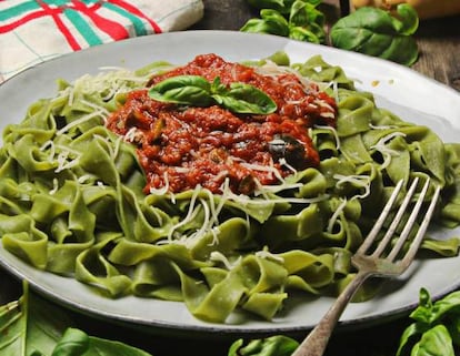 Tagliatelle de espinacas con salsa puttanesca y parmigiano reggiano