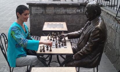 Marina Rizzo, en 2015, en la Plaza de Santa Veracruz, de Ciudad de México, frente a la estatua del escritor ecuatoriano Benjamín Carrión.