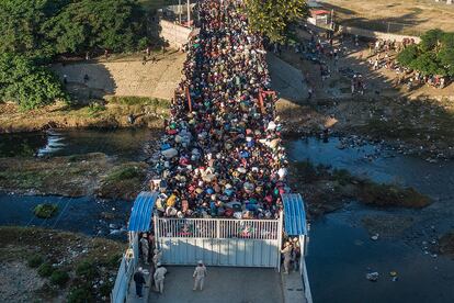 Haitianos esperan para cruzar la frontera entre República Dominicana y Haití en Dajabón, República Dominicana, en 2021.