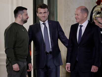 El presidente ucranio, Volodímir Zelenski, en París con su homólogo francés, Emmanuel Macron, y el canciller alemán, Olaf Scholz, este miércoles.