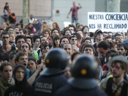 Cientos de indignados han bloqueado el paso al Parlamento catalán.