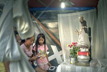 Niñas se praparan para la procesión del primero de mayo en Tacloban.
