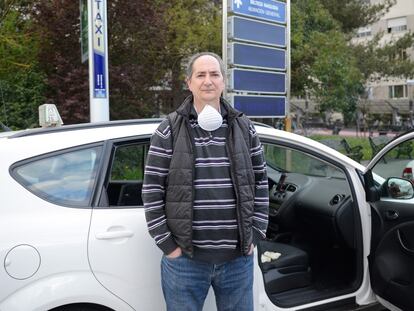 Ricardo Espadas, taxista de Vitoria, aguarda a los clientes en la parada.