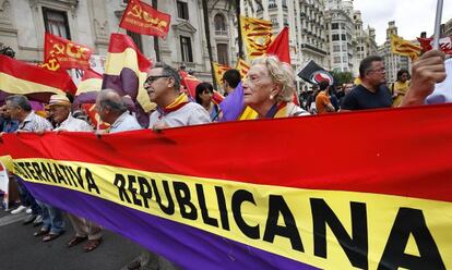 Alegría, la hija del ministro republicano Julio Just, tras una de las pancartas de la manifestación celebrada en Valencia.