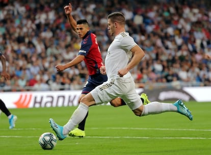 Luka Jovic (en primer término), momentos antes de marcar el gol que sería anulado tras la revisión del VAR.