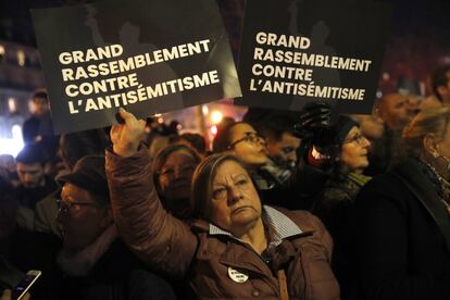 Francia se ha movilizado contra el antisemitismo en varias concentraciones que han tenido lugar el diferentes puntos del país. En la imagen, una mujer muestra carteles de repulsa contra el antisemitismo durante la concentración en la Plaza de la República. 