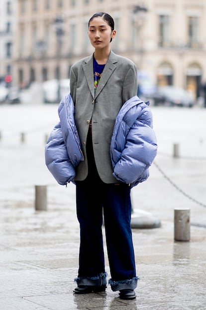 Plumas y traje sastre: la inesperada (y acertada) combinación que nos regala la ola polar.