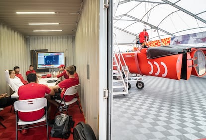 La base técnica del equipo español se instala en unos contenedores que servirán para transportar los barcos.