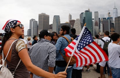 Una turista de Paraguay espera el comienzo de los fuegos artificiales en la ciudad de Nueva York durante las celebraciones del 4 de Julio.